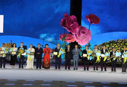 Chủ tịch HĐQT Công ty CP Địa ốc Đà Lạt nhận Biểu trưng tri ân Nhà tài trợ Kim Cương tại Festival Hoa Đà Lạt 2024